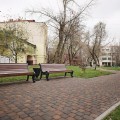 Мощение московского сквера бетонной брусчаткой колор-микс черно-красного цвета.