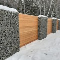 Забор из габионов с околом Габбро и деревянными вставками.